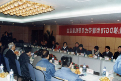 山推股份公司装配分厂门口隆重召开DG70吊管机下线仪式