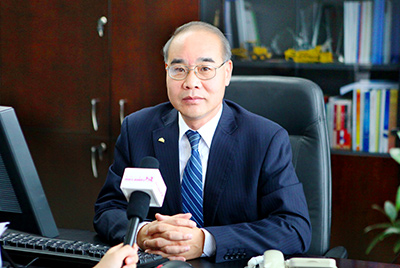 张秀文董事长在接受中国山东网专题采访时，就公司践行“厚道鲁商”倡树行动进行回答，介绍了山推把“仁义、诚信、厚道”的文化精髓融入到生产经营的全过程的典型做法和“诚敬做产品，诚信做企业”的经营理念，在工程机械行业树立起了“厚德坚韧”的山东国企形象