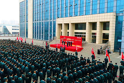 山推股份公司“大干一百天 产销过4000”劳动竞赛在公司总部大楼前隆重召开