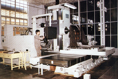 BPN-13B(R4)数控卧式加工中心。厂房扩建加大，设备填平补齐，增加精、大、稀设备，新上生产线，提高企业装备素质，使山推厂成为名副其实的大马力推土机生产厂。
