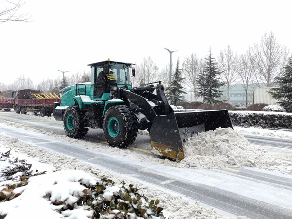 除雪保畅，山推铁肩道义勇担重任！