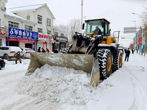 除雪保畅，山推铁肩道义勇担重任！