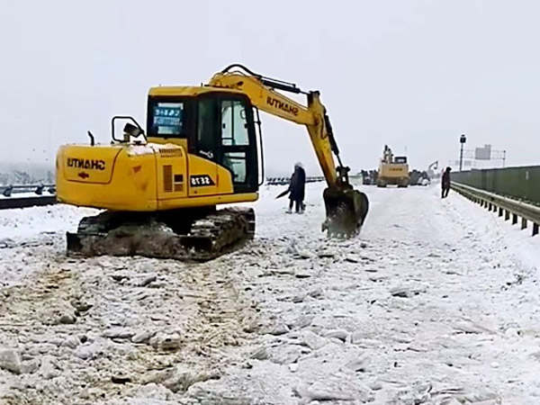除雪保畅，山推铁肩道义勇担重任！