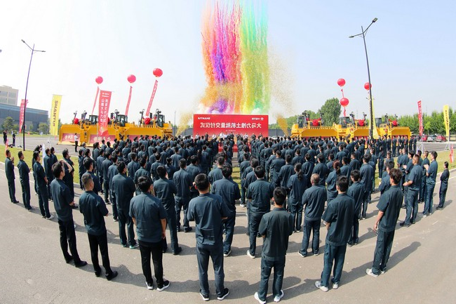 5月17日，山推向中煤平朔集团一次性交付六台中国最大马力推土机。